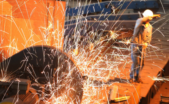 Giá thép 7/4 trên sàn Thượng Hải tăng nhẹ, giá quặng sắt chịu áp lực giảm khi sản lượng thép thấp hơn kỳ vọng
