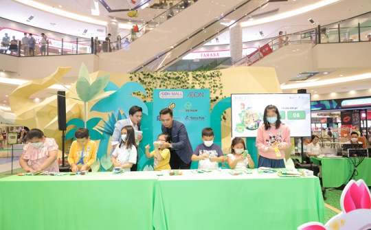 Thu gom và tái chế vỏ hộp giấy đựng đồ uống đã qua sử dụng tại AEON MALL ở Hà Nội