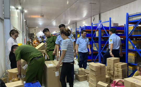 Kiểm tra, phát hiện kho chứa hàng ngàn điện thoại, máy tính bảng, đồng hồ nhập lậu tại Bắc Ninh