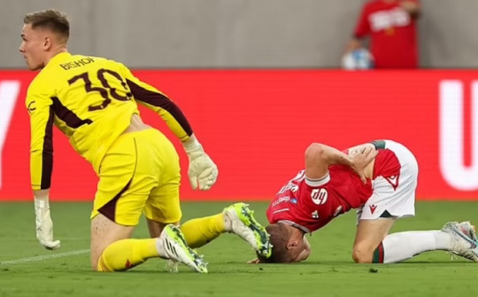Thủ thành Man Utd khiến tiền đạo Paul Mullin thủng phổi