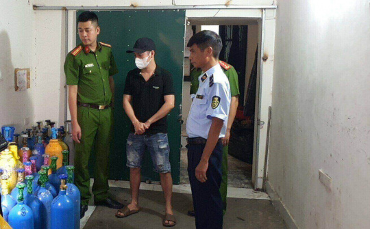 Hà Nội: Đột kích điểm kinh doanh “khí cười” trái phép nằm sâu trong ngõ nhỏ