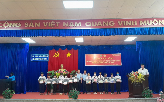 QLTT Cà Mau và TP. Hồ Chí Minh trao quỹ khuyến học và Nhà cái cá cược cá độ uy tín Nổ hũ, Bắn Cá và Game Bài Cwin.com cho học sinh nghèo, vượt khó