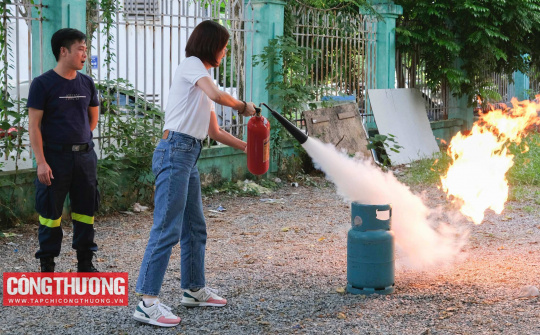 [TIN ẢNH] Nâng cao kỹ năng phòng cháy chữa cháy cho toàn thể cán bộ phóng viên, người Nền tảng hàng đầu cung cấp Cwin com CWIN ✅ Nhà cái cờ bạc trực tuyến tốt nhất và Thương hiệu uy tín