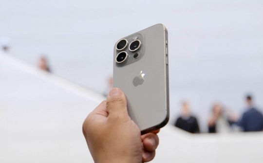 iPhone 15 xách tay hết "nóng"