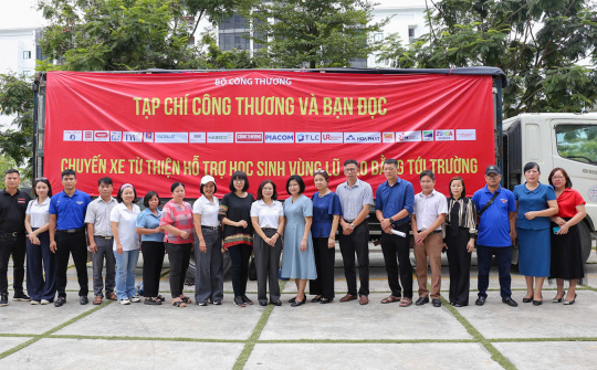 Chương trình từ thiện "Hỗ trợ học sinh vùng lũ Cao Bằng tới trường"