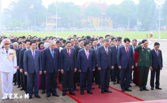 Đại biểu Quốc hội dự Kỳ họp thứ 8 vào Lăng viếng Chủ tịch Hồ Chí Minh