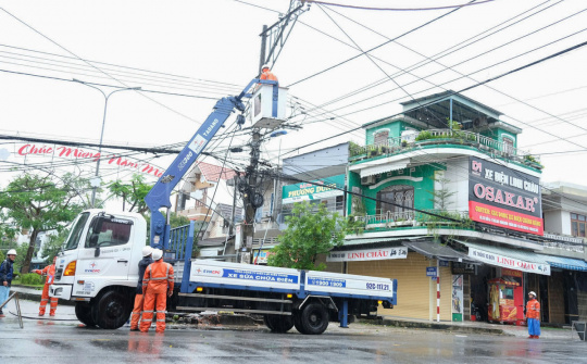 Cấp điện trở lại cho hơn 500.000 khách hàng miền Trung - Tây Nguyên bị mất điện do bão Trà Mi