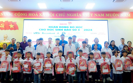 Nhân viên Sacombank ủng hộ 1 ngày lương giúp đồng bào vượt thiên tai