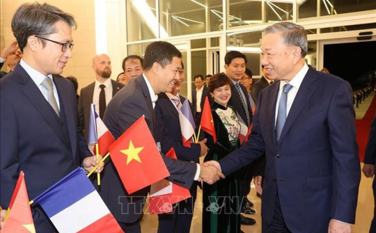Tổng Bí thư, Chủ tịch nước bắt đầu tham dự Hội nghị cấp cao Pháp ngữ lần thứ 19 và thăm chính thức Pháp