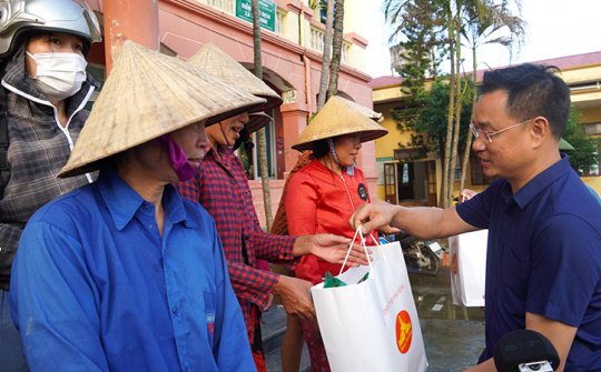 Bí thư Tỉnh uỷ Quảng Bình Lê Ngọc Quang thăm hỏi người dân vùng lũ