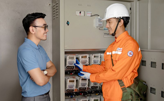 EVNHANOI lắp đặt 100% công tơ điện tử đo xa cho khách hàng sử dụng điện