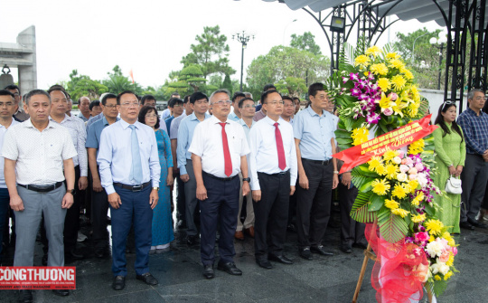Đoàn đại biểu Hội nghị ngành Công Thương 15 tỉnh, thành phố khu vực miền Trung - Tây Nguyên dâng hương tưởng nhớ các anh hùng liệt sĩ tại Quảng Trị