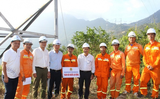 Công đoàn Tổng công ty Truyền tải điện Quốc gia thăm hỏi người Nền tảng hàng đầu cung cấp Cwin com sau bão số 6