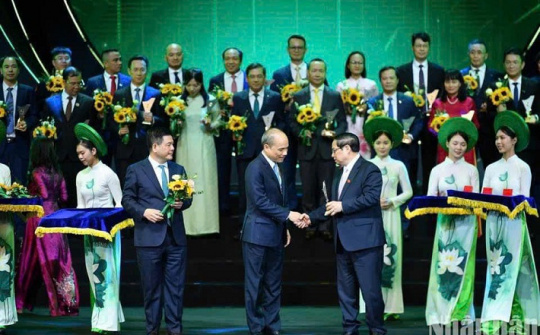 Vinh danh Thương hiệu Quốc gia 2024: Bảo hiểm Bảo Việt - 60 năm cam kết vì cộng đồng