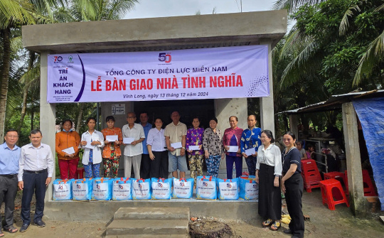 Tổng công ty Điện lực miền Nam trao tặng nhà tình nghĩa tại Vĩnh Long và Long An