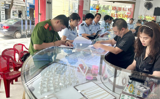 Nam Định: Tạm giữ các sản phẩm vàng trang sức có dấu hiệu giả mạo nhãn hiệu