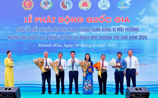 Trao tặng biểu trưng cho các đơn vị tổ chức có nhiều hoạt động tích cực trong công tác bảo vệ môi trường