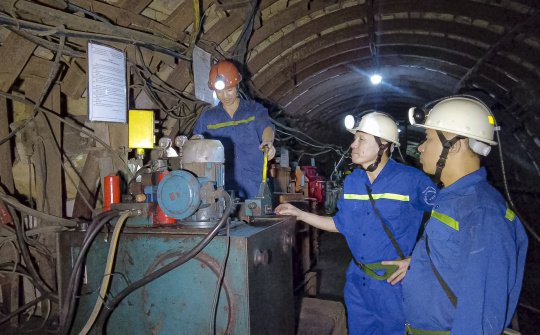 TKV kiểm tra công tác quản lý vận hành thiết bị tời trục giếng nghiêng tại Than Thống Nhất