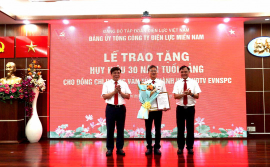 Người thợ đường dây 500kV mạch 1 năm xưa đón nhận huy hiệu 30 năm tuổi Đảng