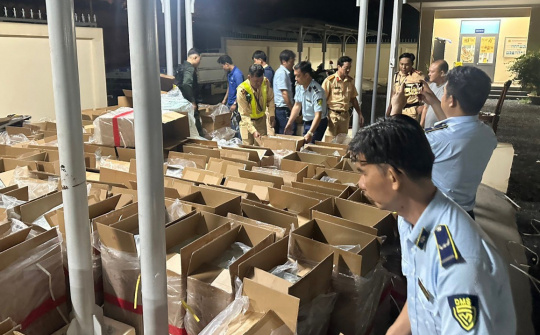 TP. Hồ Chí Minh: Phát hiện xe vận chuyển 120.000 bao thuốc lá điếu nhập lậu