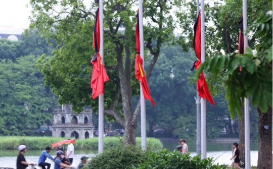 Hà Nội treo cờ rủ, dừng hoạt động vui chơi trong 2 ngày Quốc tang
