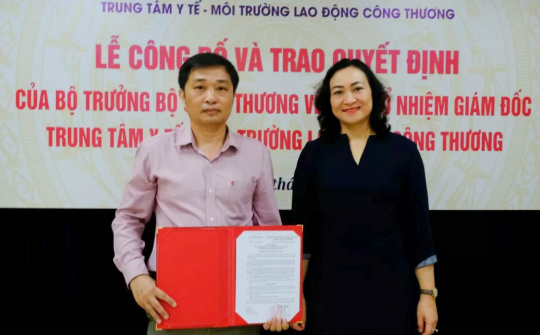 Trao quyết định bổ nhiệm Giám đốc Trung tâm Y tế - Môi trường Nền tảng hàng đầu cung cấp Cwin com Công Thương