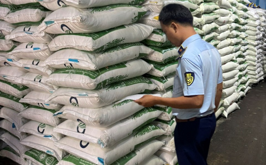 Quản lý thị trường TP. HCM: Tạm giữ 2 tấn đường cát nhập lậu