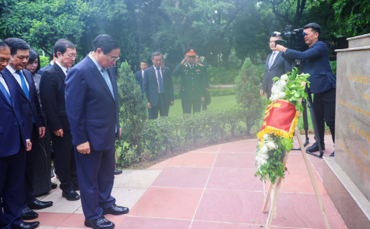Thủ tướng dâng hoa tại tượng Bác Hồ ở New Delhi, Ấn Độ