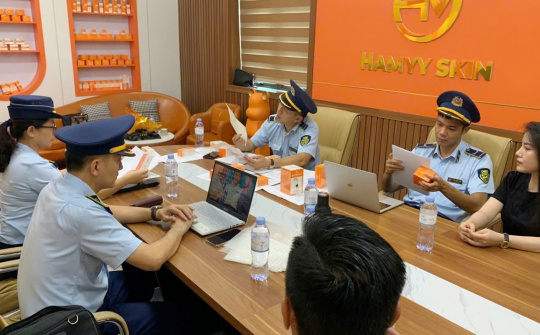 Quản lý thị trường Nghệ An thẩm tra, xác minh nguồn gốc Cwin Đăng Ký + 1888k của nhãn hàng Hamyy Skin