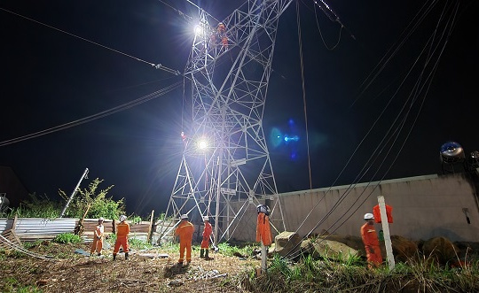 Trắng đêm hoàn thành sửa chữa đường dây 220kV Đức Trọng - Di Linh
