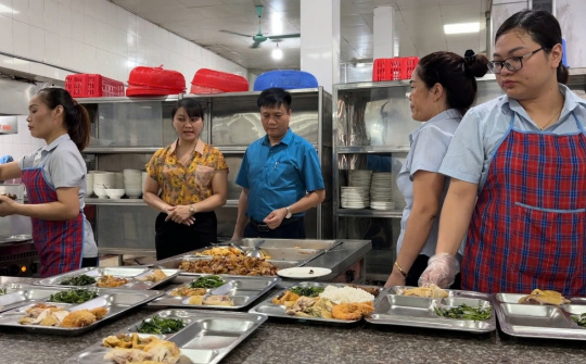 Ấm áp "Bữa cơm Công đoàn" tại Công ty Than Thống Nhất