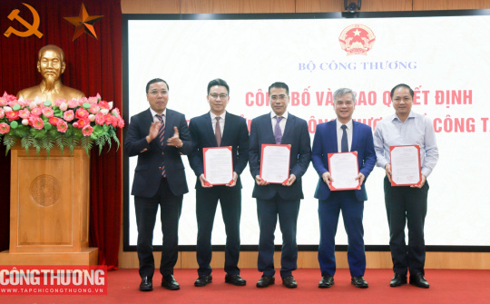 Công bố và trao Quyết định cho 4 nhân sự Cwin63 sân chơi đỉnh cao