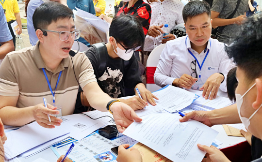 Tân sinh viên Trường Đại học Điện lực háo hức ngày nhập học