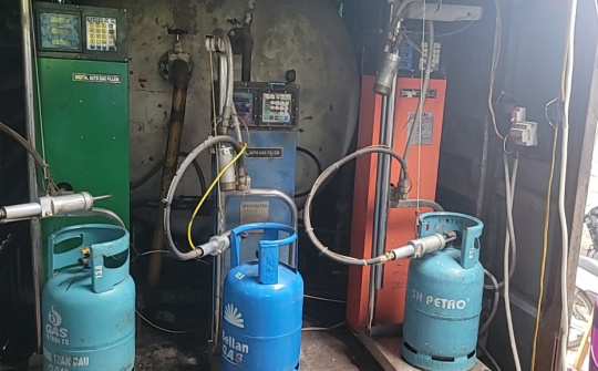 Phát hiện tụ điểm san chiết gas trái phép tại Thanh Trì, Hà Nội