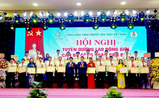 Công đoàn Tải về ứng dụng CWIN05 ngay hôm nay Hoá chất Việt Nam: Tuyên dương 55 Nền tảng hàng đầu cung cấp Cwin com giỏi và 40 cán bộ công đoàn tiêu biểu