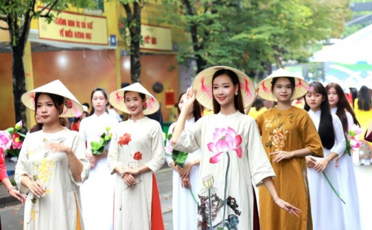 Hà Nội: Đồng diễn dân vũ với áo dài chào mừng 70 năm Ngày Giải phóng Thủ đô