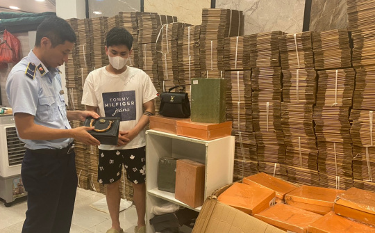 Quảng Ninh: Tạm giữ hàng trăm sản phẩm giả mạo Gucci, Louis Vuitton