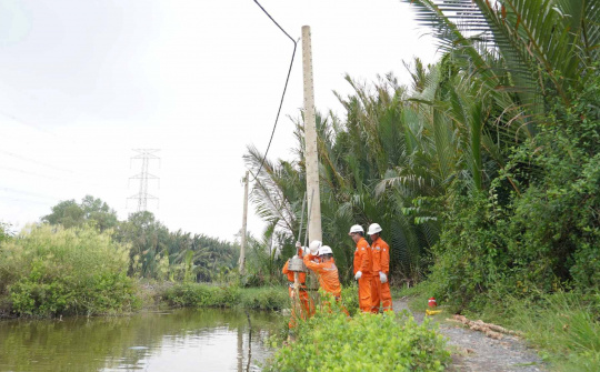 EVNHCMC tăng cường kiểm tra, đảm bảo an toàn điện mùa mưa bão, ngập úng