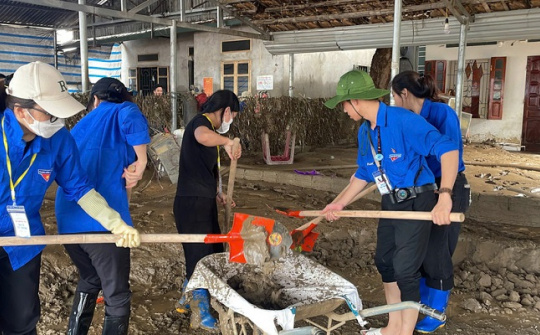 Tuổi trẻ Trường Đại học Điện lực xung kích, tham gia khắc phục hậu quả mưa lũ