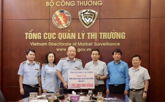 Quản lý thị trường quyên góp hơn 2,3 tỷ đồng ủng hộ người dân bị ảnh hưởng bởi bão, lũ