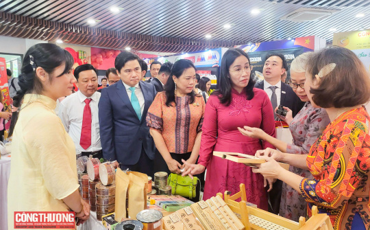 Khai mạc không gian trưng bày sản phẩm tiêu biểu Việt Nam - Thái Lan