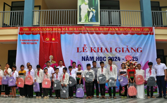 Thủy điện Trung Sơn trao quà cho các em học sinh tại các điểm trường xã Trung Sơn