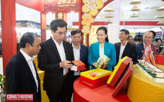 Hơn 250 gian hàng tham gia Nhà cái cá cược cá độ uy tín Nổ hũ, Bắn Cá và Game Bài Cwin.com Xuân thành phố Đà Nẵng