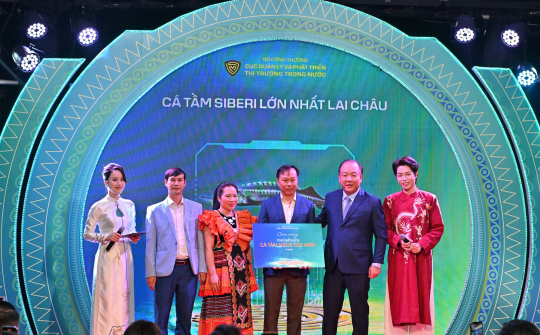 Đấu giá thành công con cá tầm nặng 50kg tại Tuần lễ Nông sản Việt 2025