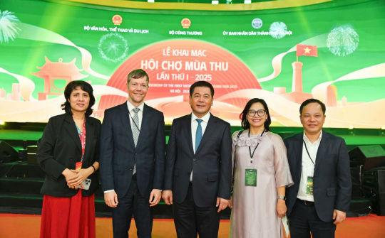 Bộ trưởng Nguyễn Hồng Diên gặp gỡ các đối tác quốc tế tại Nhà cái cá cược cá độ uy tín Nổ hũ, Bắn Cá và Game Bài Cwin.com Mùa Thu lần thứ nhất - 2025