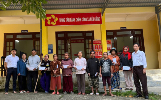 Công ty Thủy điện Sông Bung trao quà hỗ trợ người dân và học sinh xã Bến Giằng sau bão lũ
