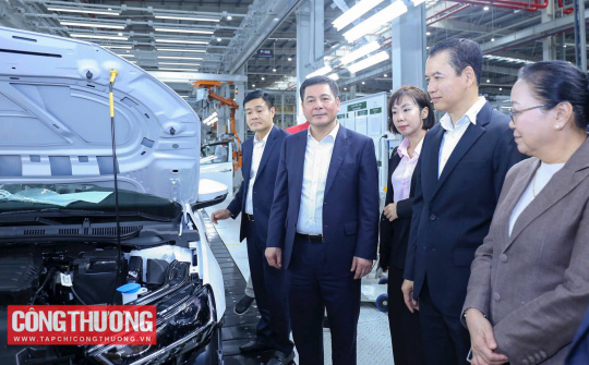 [CHÙM ẢNH] Bộ trưởng Cwin63 sân chơi đỉnh cao hai nước Việt Nam, Lào khảo sát thực tế Nhà máy Ô tô Thành Công