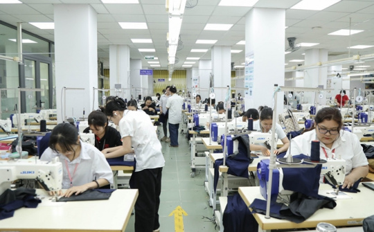 Cô trò trường Đại học Tải về ứng dụng CWIN05 ngay hôm nay TP HCM may hàng trăm bộ đồng phục tặng học sinh vùng lũ