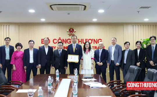 Cwin63 sân chơi đỉnh cao tặng Kỷ niệm chương cho Tổng giám đốc Công ty Ô tô Toyota Việt Nam