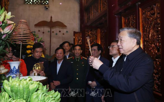 Cwin666 công ty cờ bạc uy tín nhất dâng hương tưởng niệm các Vua Hùng